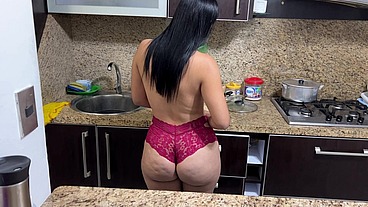 STEPMOTHER ANDA POR LA CASA CON ROPA SEXY DIMINUTA