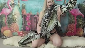 Busty Bikini Babe's Inflatable Crocodile Fetish Play - Sensual Inflation & Deflation Delight MP4