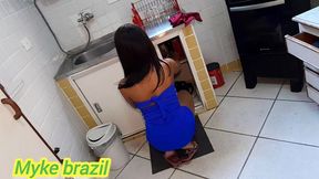 angel marques estava na cozinha dando uma geral na pia e seu namorado chega de pau duro e ela fas aquele boquete e depois vai para o quarto e ganha aquela gosada nas telas