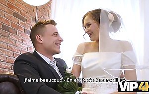 VIP4K. Un couple marie decide de vendre la chatte de sa mariee a bon prix