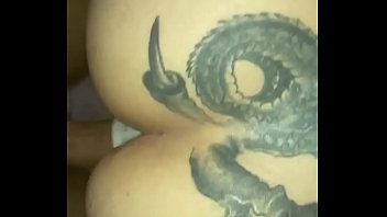 Podendo o rabo da loira gostosa loira tatuada