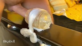 Verga caliente soltando leche sin parar