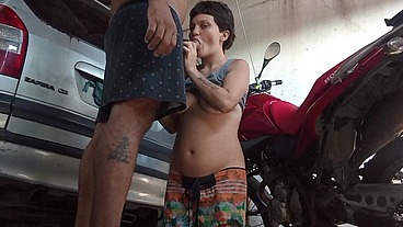 Botei a sapatão para mamar na garagem enquanto minha mulher está a vendo tv com a mulher dela