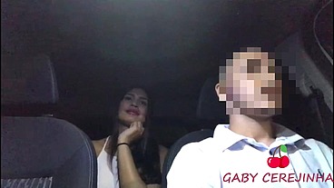 PEGUEI UBER PRA IR VER MINHA AMIGA. ELE ERA TÃO GATO E GOSTOSO QUE PAGUEI AQUELE BOQUETÃO COM GOSTO DE CEREJA NO PINTÃO DELE