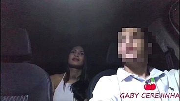 PEGUEI UBER PRA IR VER MINHA AMIGA. ELE ERA TÃO GATO E GOSTOSO QUE PAGUEI AQUELE BOQUETÃO COM GOSTO DE CEREJA NO PINTÃO DELE