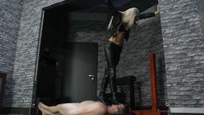 (HD) His body under her soles