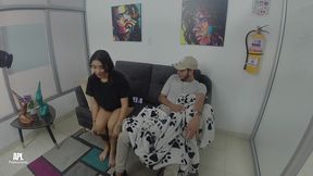 encuentro masturbandose a la cachonda novia de mi amigo y me pide que le ayude, entonces me da una buena mamada y terminamos follando. historia completa