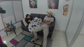 encuentro masturbandose a la cachonda novia de mi amigo y me pide que le ayude, entonces me da una buena mamada y terminamos follando. historia completa