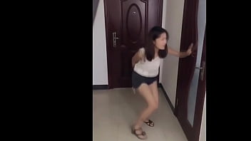 China Girls Very Desperate to Pee