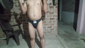 Pura nanga hokar workeout Karta Hun to mujhe achcha lagta hai