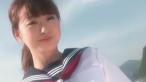 Chica Japonesa Pelirroja y Sucia Caminando Sola Afuera
