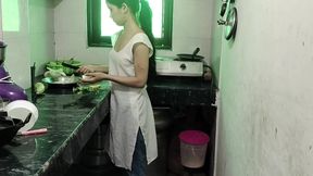 Malik ne muze paise dekar hotel me jabar dasti pela