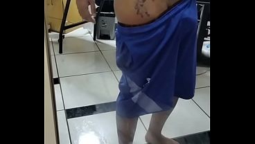 Neg&atilde_o macho gemendo de dor e se agarrando no pau do tatuado loiro