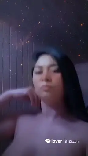 Quieres ver que ahí de bajo y como dejó ver mis senos solo para ti ? Atrevete a descubrir lo que tengo sin censura 🔥😈