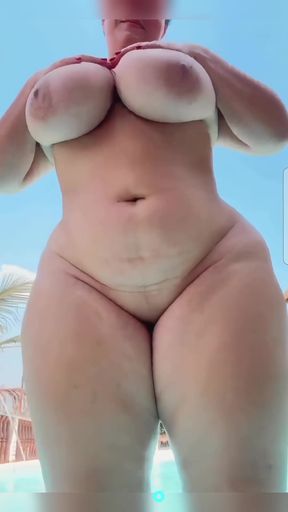 Blonde plus-size pro shakes her thickass while showing off natural