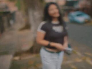 Agente falso le pide a modelo de lenceria que se desnude para unas pictures