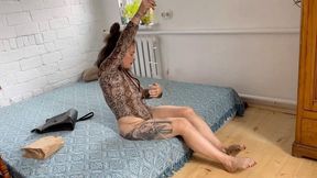 her feet are very dirty m0