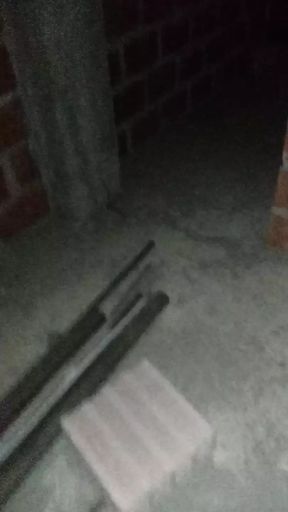 Consolador en casa abandonada