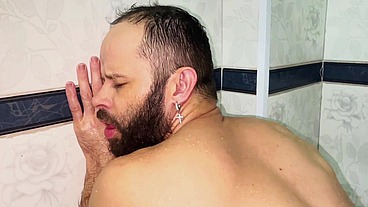 O NOVO PORTEIRO FOI SE APRESENTAR AO INQUILINO E JA FOI LOGO LEVANDO SURRA DE PICA NO BANHEIRO.