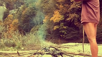 Halbnackt im Herbst