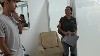 Cachonda vendedora de casa se folla a su cliente y este le coge bien duro ese co&ntilde_o CUM-ESTOMAGO PARTE 1