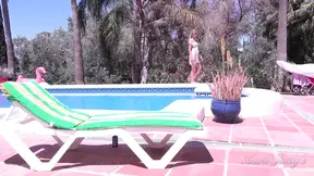 Stunning MILF Lynna Nilsson sunbathes and wets herself in her bikini