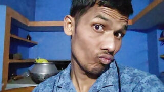 Eine widerliche Schlampe leckt ihm den Arsch, bevor sie ihn tief anal durchfickt.