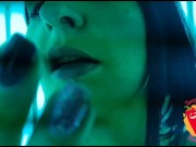 Milf esce dal solarium con la sborra in faccia