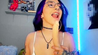 Beauty Colombian otaku webcamer demonstrates her ability to gag on