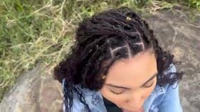 manando escondido na praia