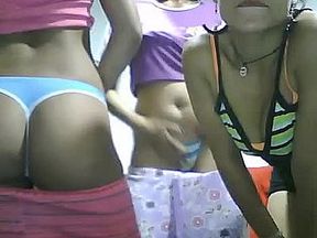 Black-skinned woman loves to shake with twat on cam