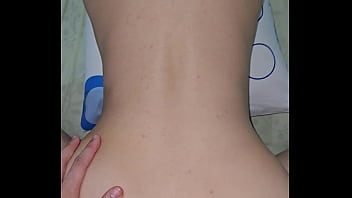 Se pone en cuatro patas para entregar su vagina jugosa para una verga dura