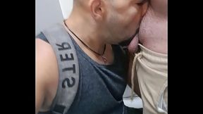 Latino heterossexual trocando prazeres orais com cara gay