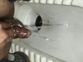 Toilet ke andar mutthi maarta