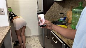 hijastro atrapado con las fotos sexys del gran culo de la madrastra
