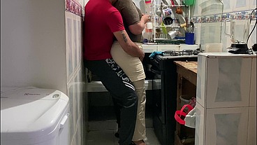 Dame duro así me pide sexo rico en la cocina de su apartamento!!!