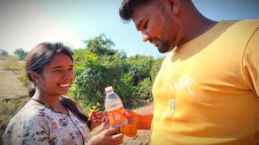 Ladki hmko jangle me mili, vah subah subah gav ke najdiki jangle me bathroom karne aai thi - Indian bhabhi hot xxx movie in Hindi voice.