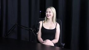 Sofreu quando gravou com um homem que tinha pau grande, n&atilde_o conseguia sentar por dois dias. e o gang bang... - Vivian Lola (SHEER/RED)