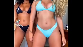 2 gostosas dan&ccedil_ando funk de biqu&iacute_ni