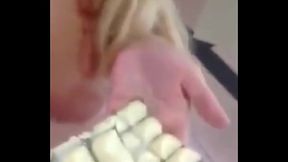 Suzie Slut comendo chocolate com porra