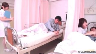 欲求不満の日本人看護師コスプレイヤーが別の人に手マンされながら患者のペニスをしゃぶる