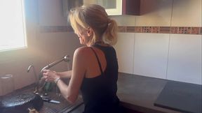 I&rsquo_m washing the dishes, whant do you want??... A BLOWJOB - HOT WIFE IN THE KITCHEN