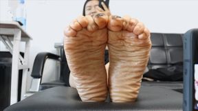 The Asian model ERER flexed her toes and wriggled them