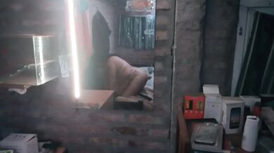 Grabe a mi novia y la encontré revolcándose con el vecino