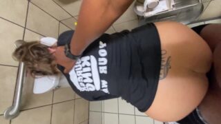 POV público de esposa infiel amateur PAWG chupando polla