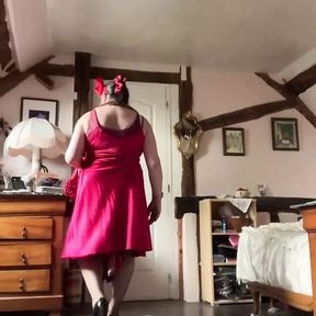 In outfit with a red evening dress for a night out