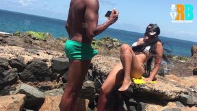 realizador baiano fudendo putinha casada na praia e corninho assistindo por video chamada ,flagrados por um estranho que chegou e participou ! hotwife transando com negao dotado na praia