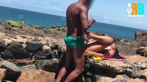 realizador baiano fudendo putinha casada na praia e corninho assistindo por video chamada ,flagrados por um estranho que chegou e participou ! hotwife transando com negao dotado na praia
