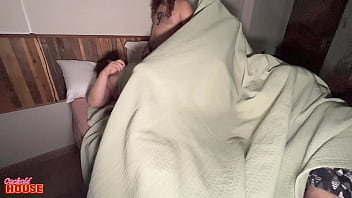 Essa esposa plus size sempre acorda com tes&atilde_o depois que o marido sai para trabalhar