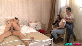 La primera escena de Mey Bala delante de sus amigas - ADPTUBE